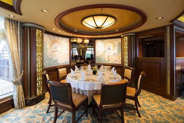 CUNARD Queen Elizabeth Queens Grill 0.jpg